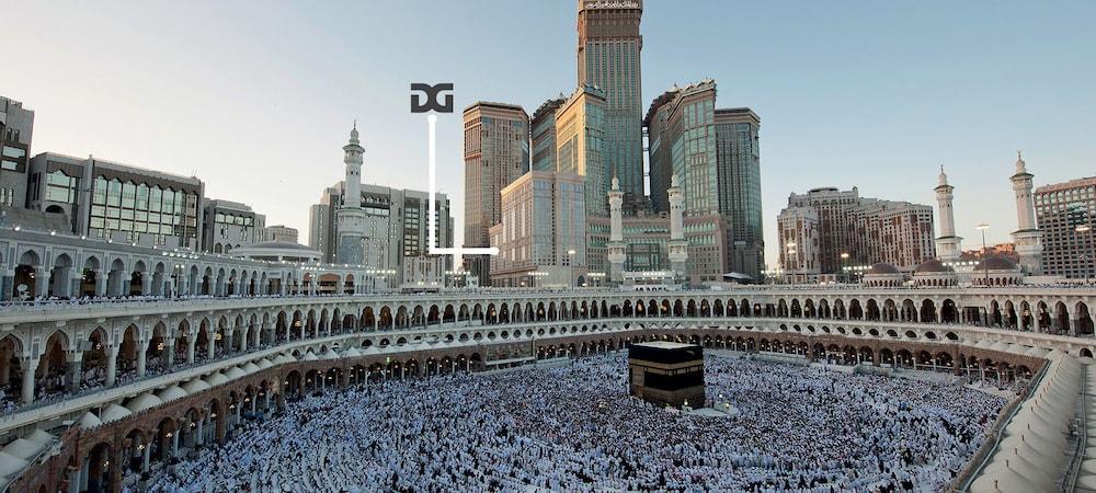 Al Ghufran Safwah Hotel Makkah Mekka Eksteriør billede The image shows a large crowd of people gathered around the Kaaba, a sacred structure located in the courtyard of the Masjid al-Haram in Mecca, Saudi Arabia. Surrounding the Kaaba are buildings, likely hotels and other structures that accommodate pil