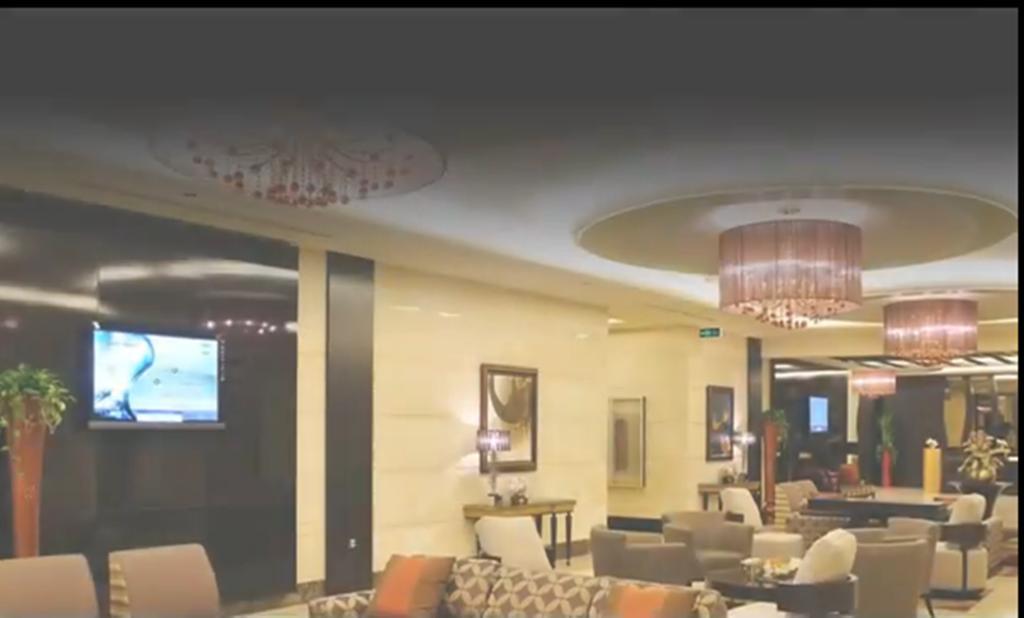 Al Ghufran Safwah Hotel Makkah Mekka Eksteriør billede The photo depicts an elegantly designed interior, likely of a hotel lobby or lounge area. The space features soft lighting with decorative chandeliers hanging from the ceiling. There are plush seating arrangements, including sofas and armchairs, with